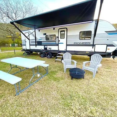 Rv Located On Private Property, Providing Access To The Guadalupe River, Accommodates Up To 5 Guests
